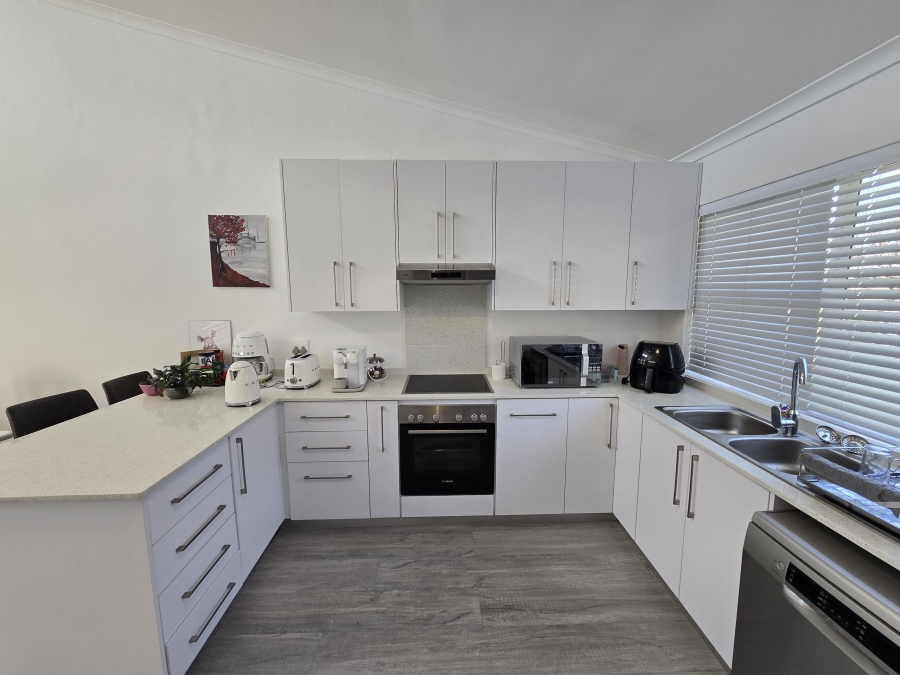 To Let 3 Bedroom Property for Rent in Protea Valley Western Cape